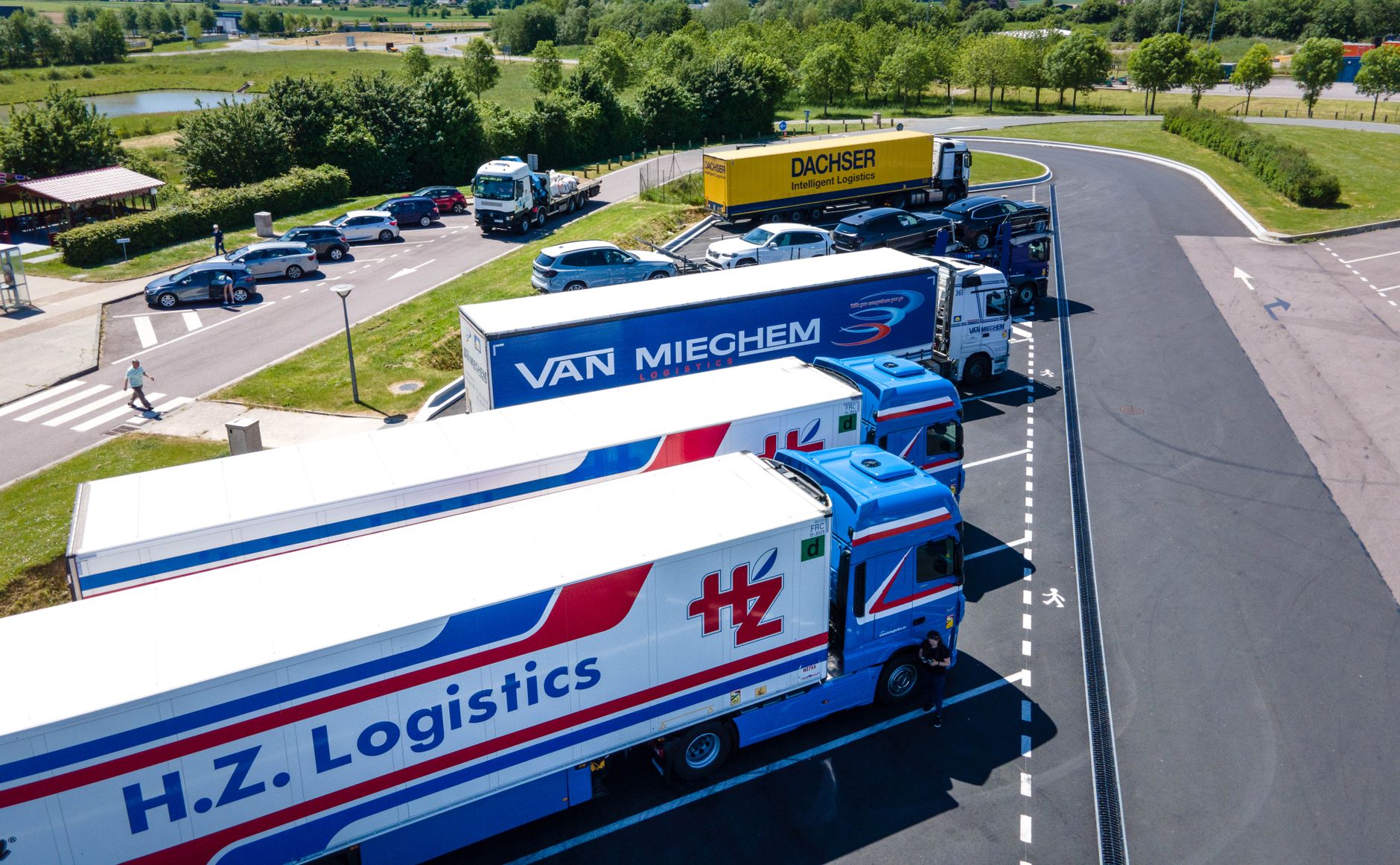 The 2025 EV Truck Charging Playbook: Maximize Uptime & Route Planning
