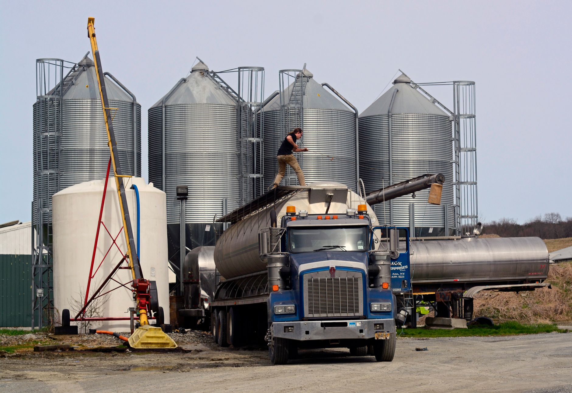 The 2025 Truck Driver Nutrition Playbook: Fuel Your Hauls & Maximize Your HOS