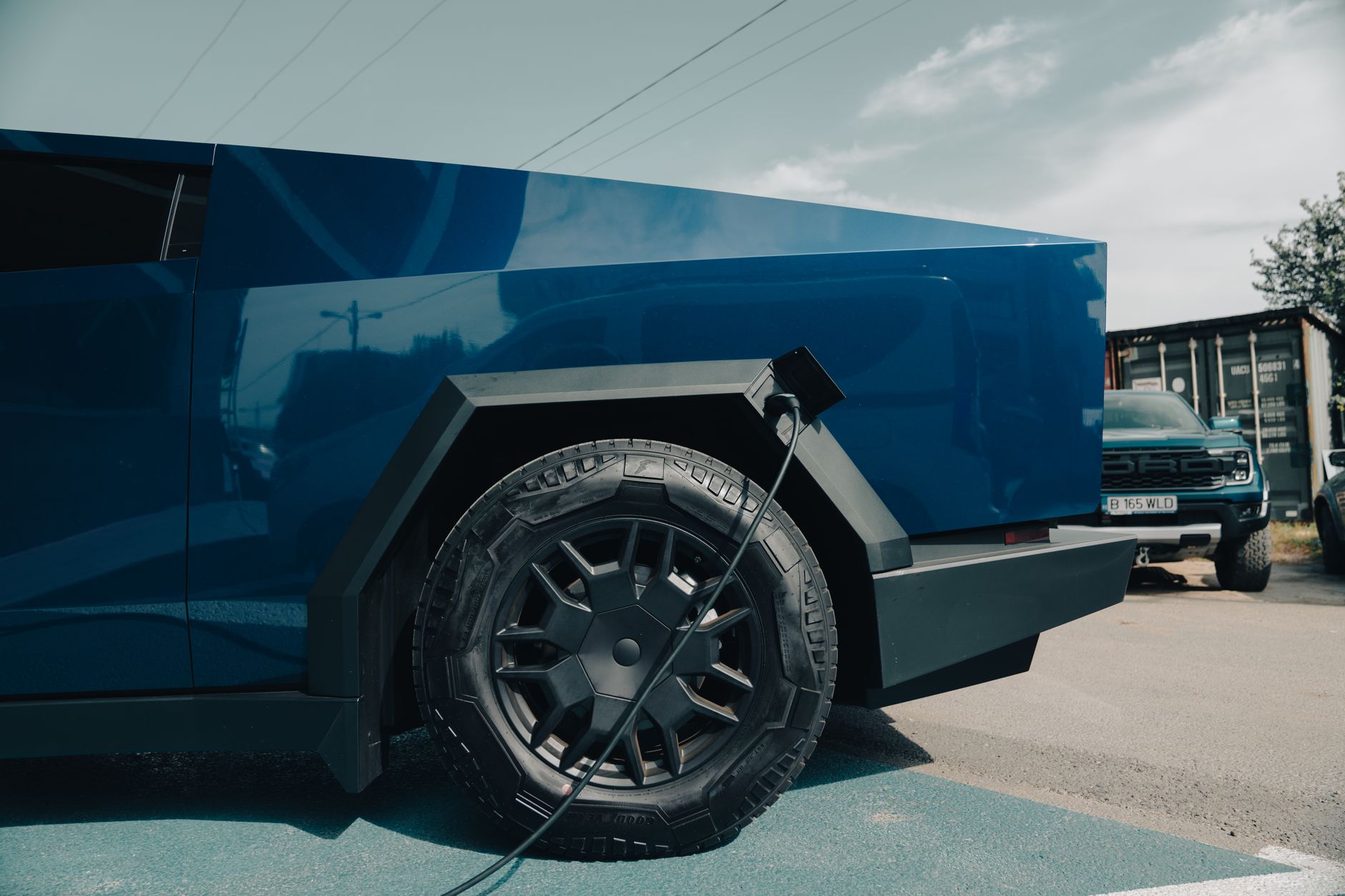The 2025 Electric Truck Charging Playbook: Maximize Uptime & Slash Costs