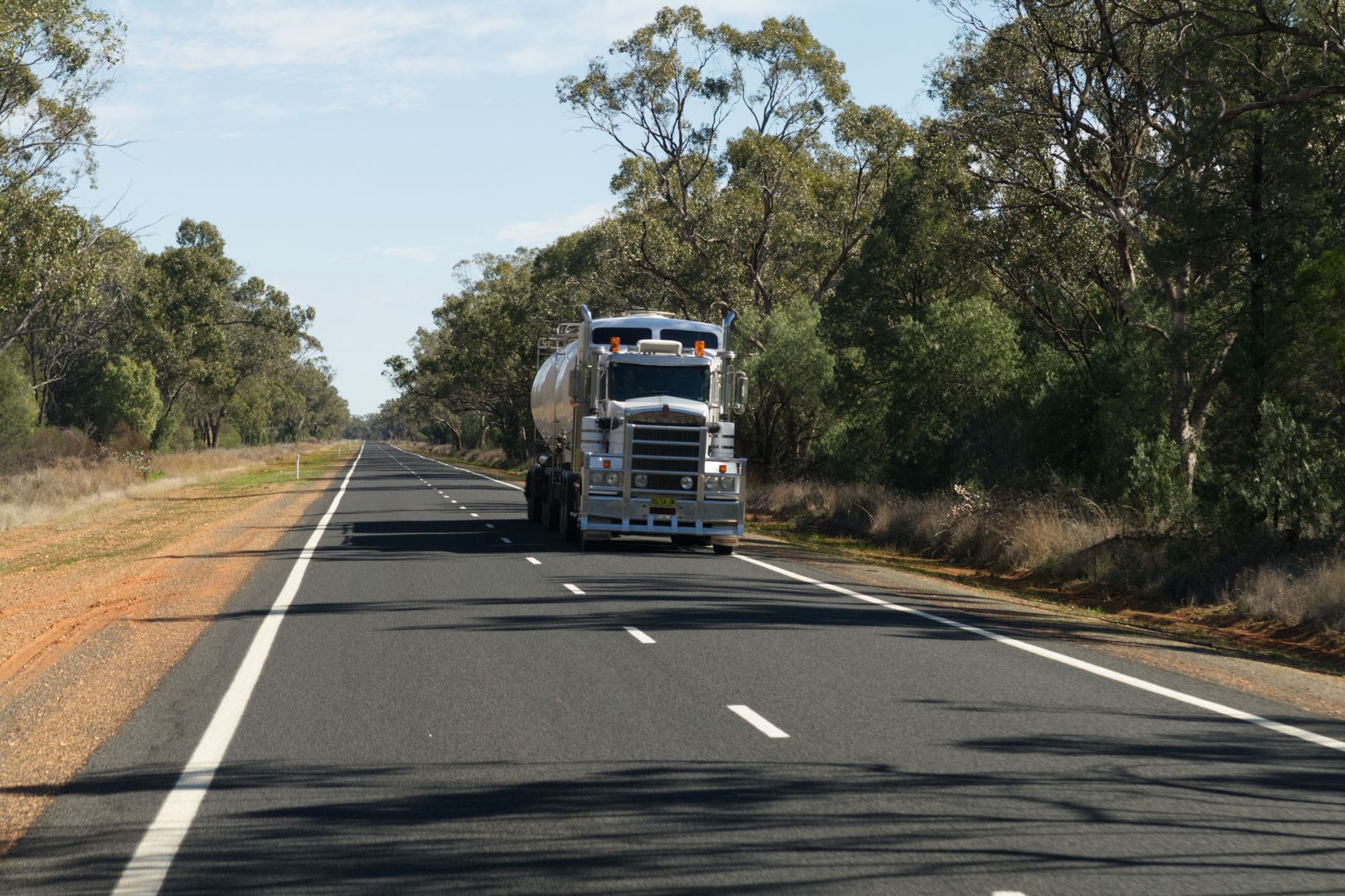 Hydrogen Fuel Cell Trucks: True Costs, ROI & Why Fleets Are Miscalculating in 2025