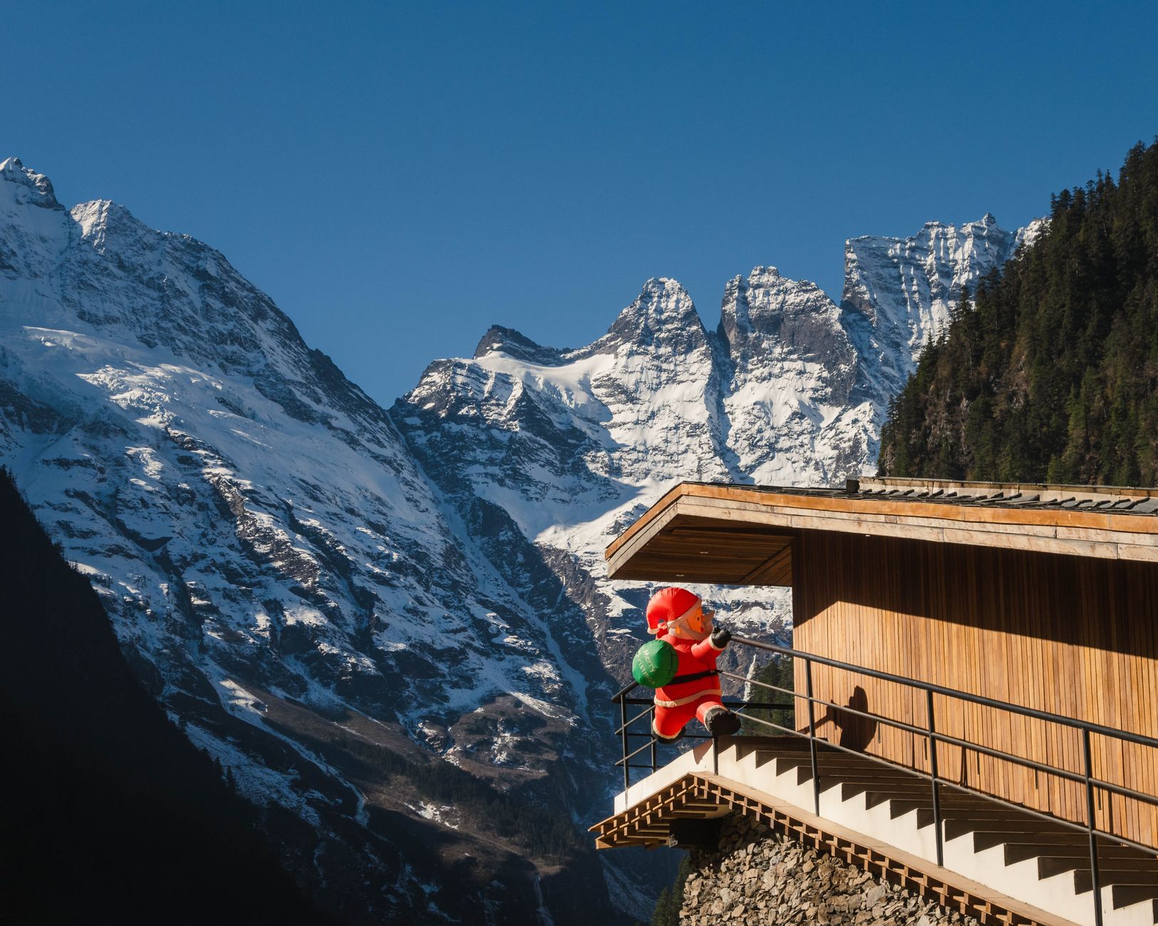 The 2025 Peak Season Playbook: Secure Capacity, Avoid 30% Holiday Surcharges