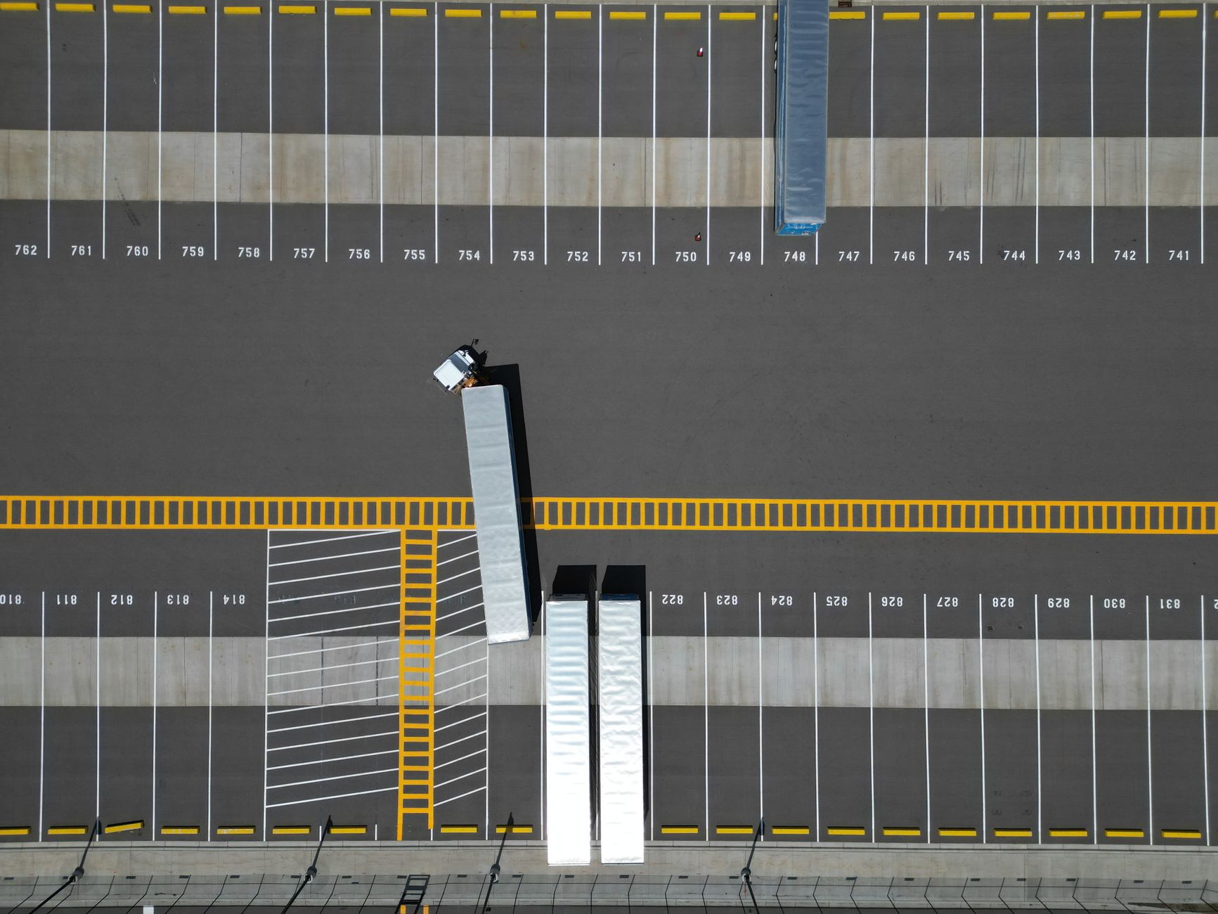 2025 Peak Season Capacity Playbook: Secure Trucks, Avoid Surcharges