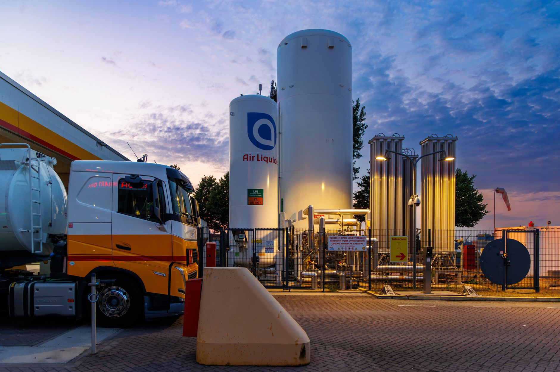 Hydrogen Fuel Cell Trucks 2025: TCO, ROI & Infrastructure Reality