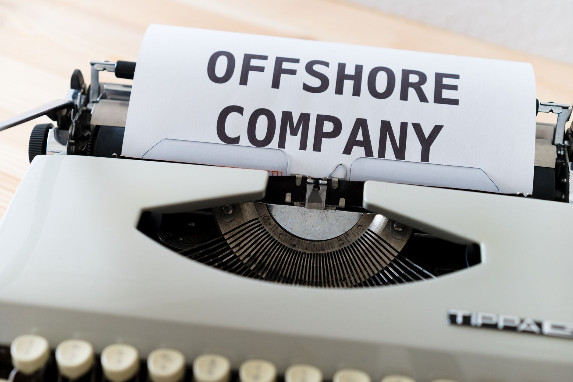 The 2025 Nearshoring vs Offshoring Playbook: Boost ROI & Resilience
