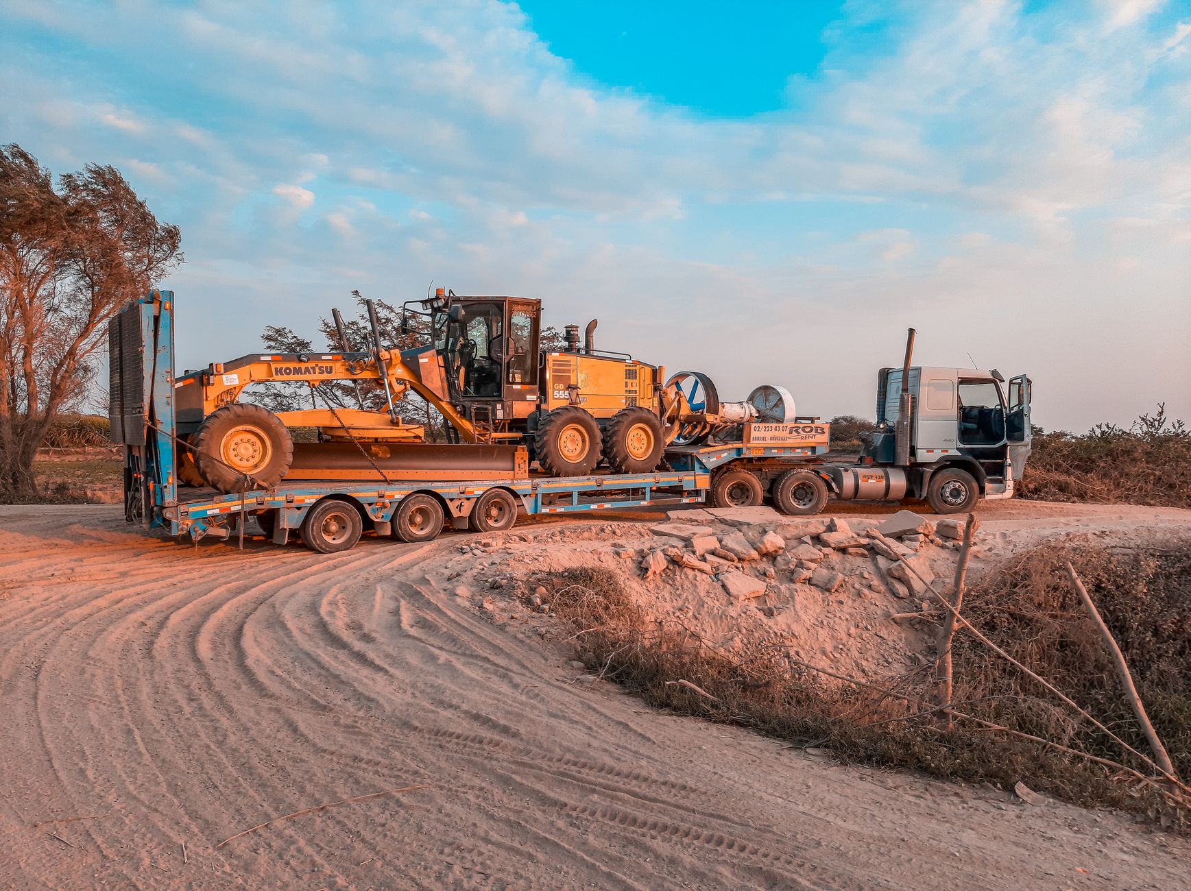 The 2025 Construction Equipment Logistics Playbook: Slash Site Delays & Project Overruns