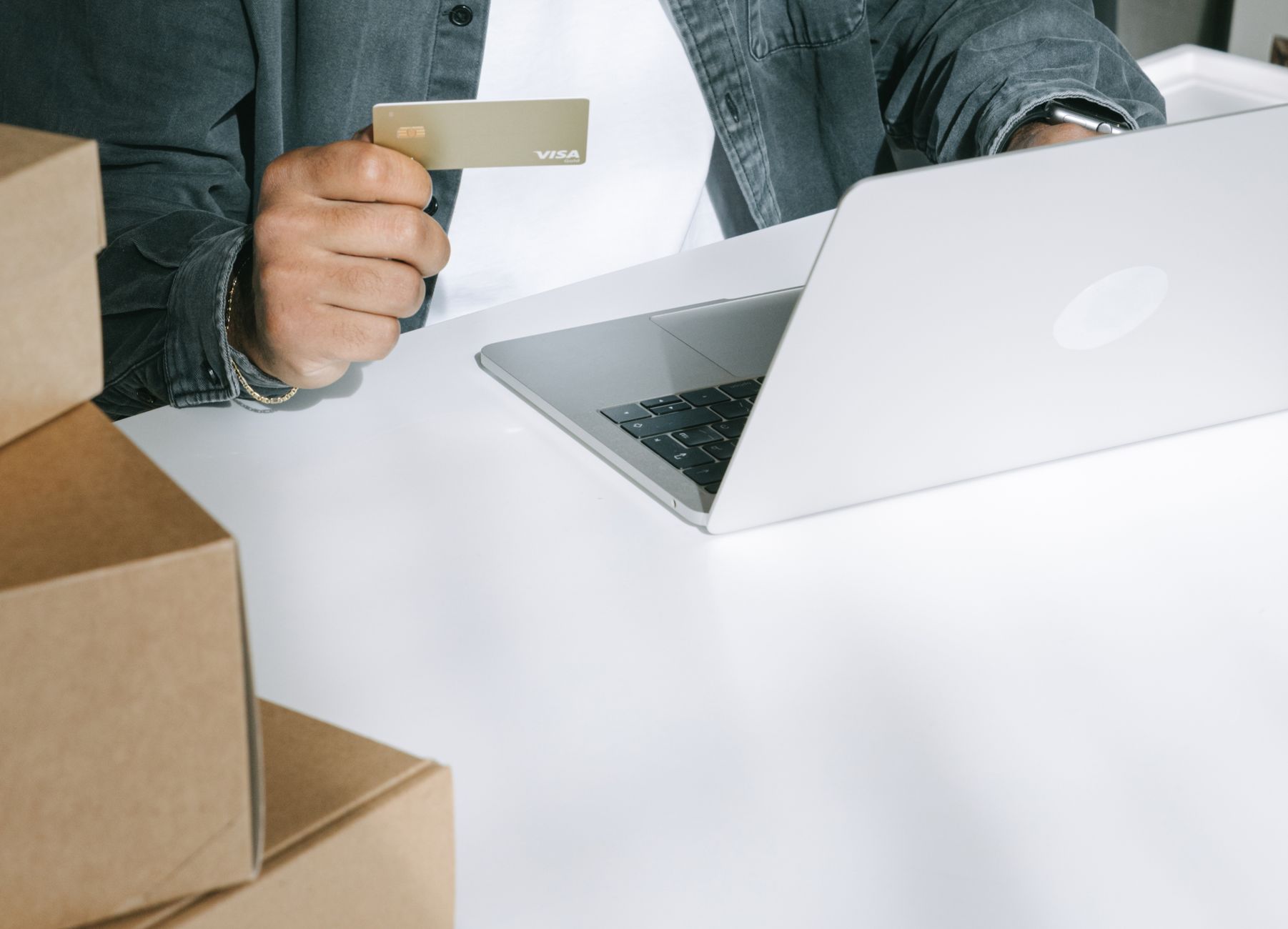 2025 Global Ecommerce Shipping Playbook: Master Customs & Cross-Border Delivery