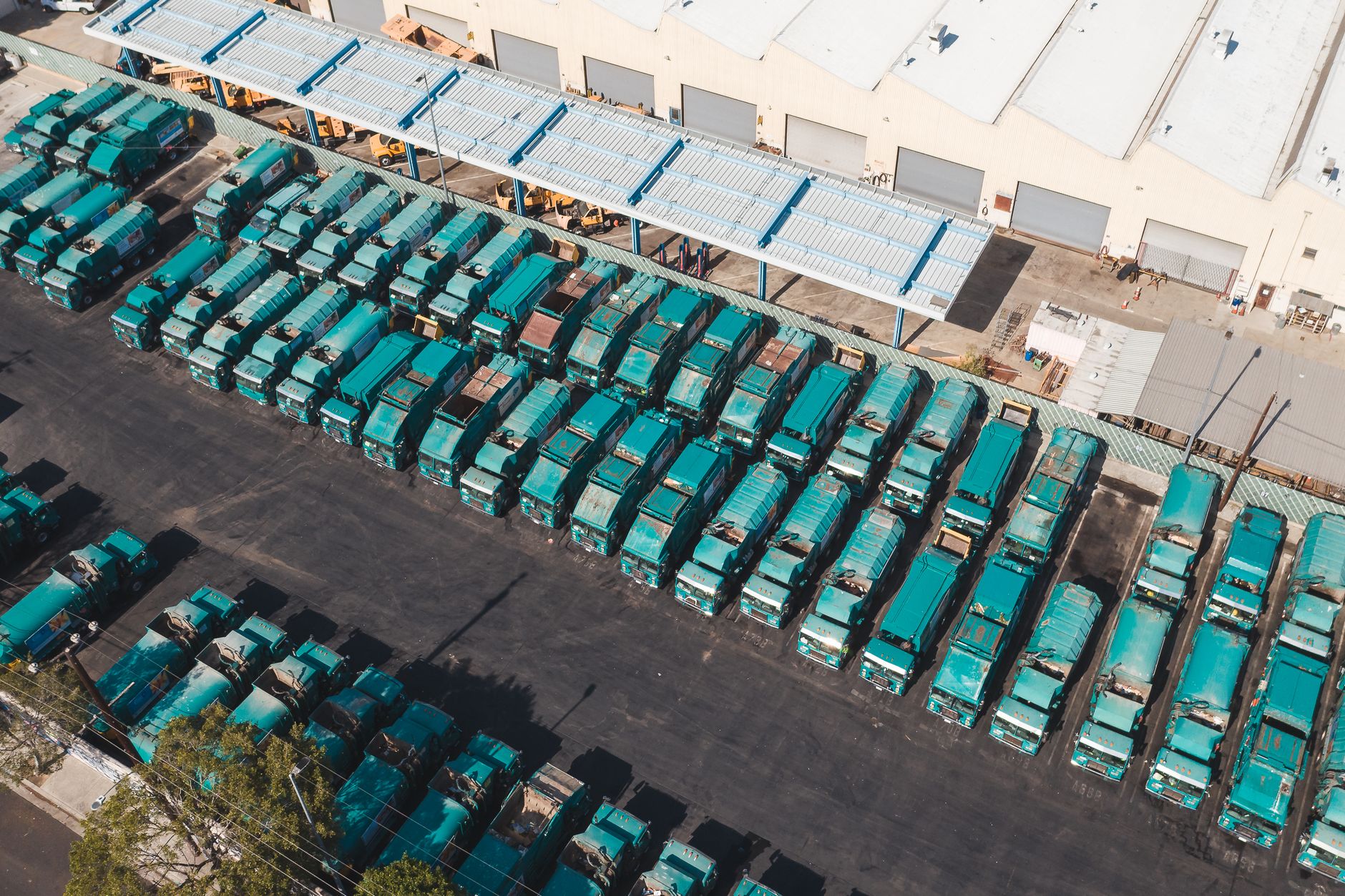 CNG vs LNG Trucks 2025: Maximize ROI, Cut Emissions for Regional Fleets
