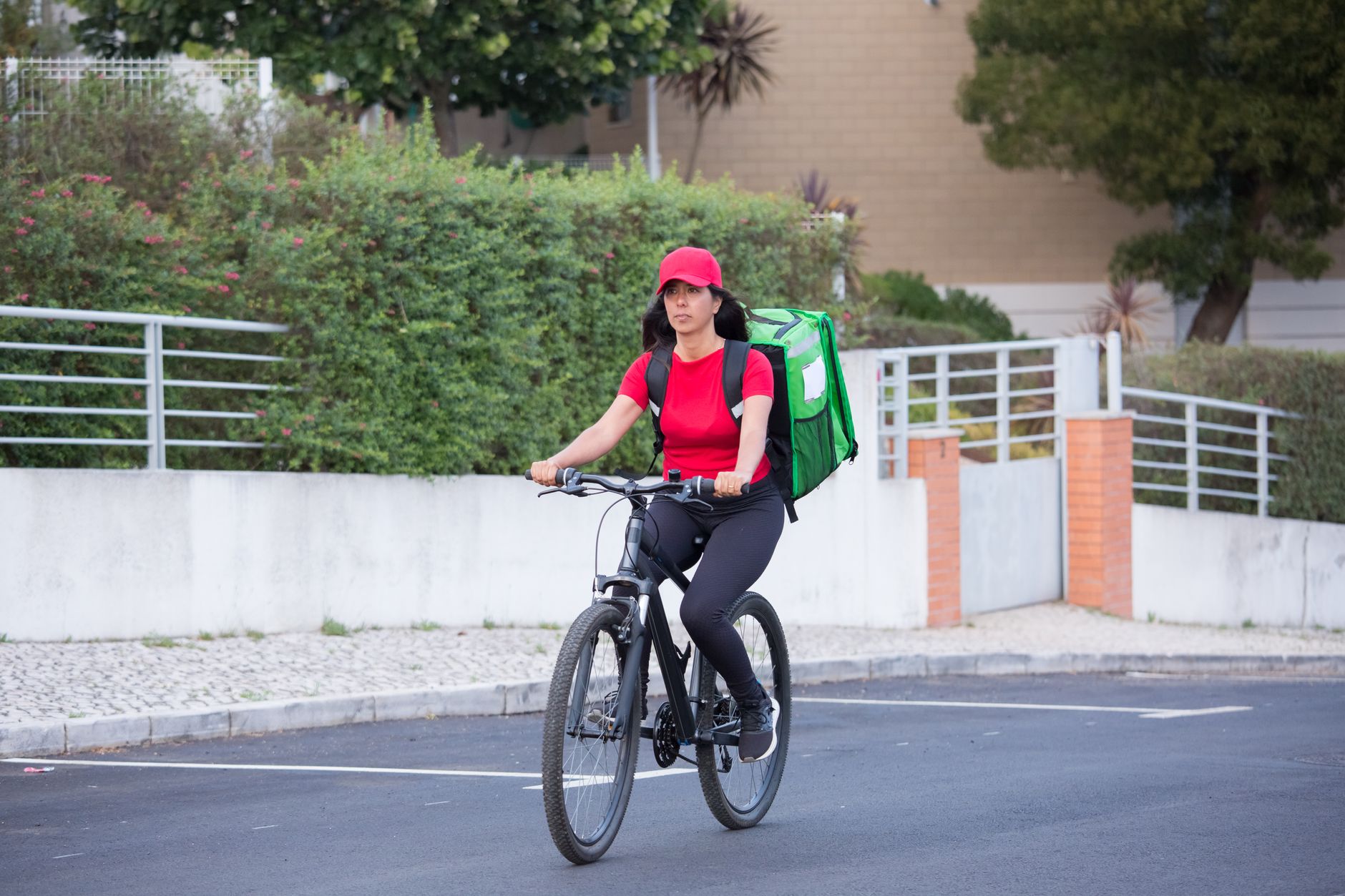 Curbside Delivery Challenges: Costs & Urban Solutions 2025