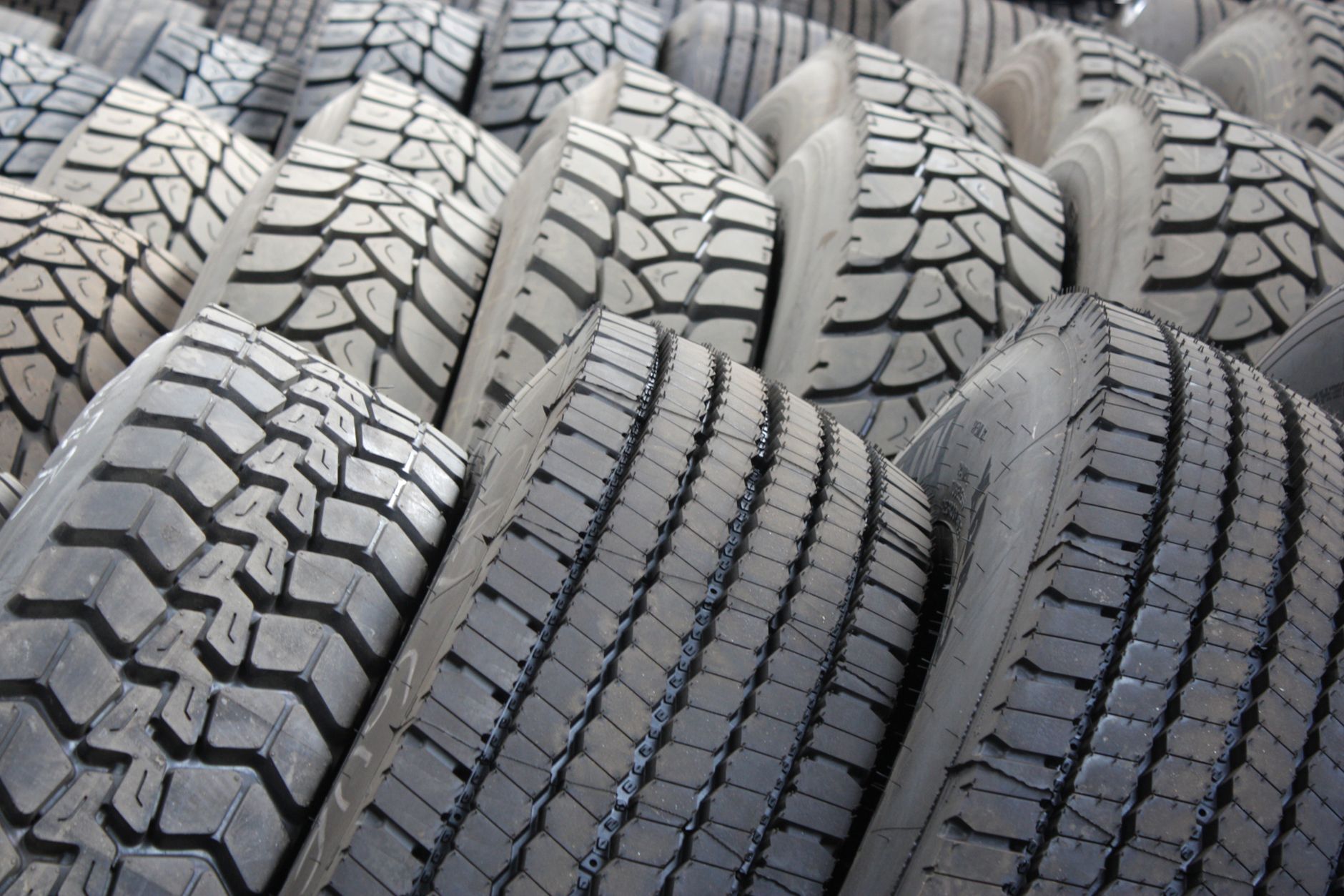 The 2025 Retread vs New Tires Playbook: Cut Fleet Costs by $1,800/Truck